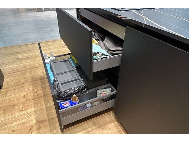 Showroomkeuken met eiland en toestellen - afbeelding 11 van  43