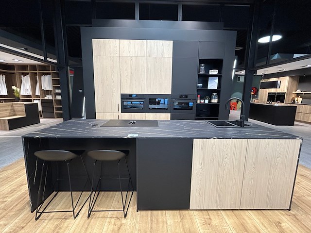 Showroomkeuken met eiland en toestellen - afbeelding 1 van  43