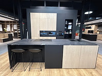 Showroomkeuken met eiland en toestellen