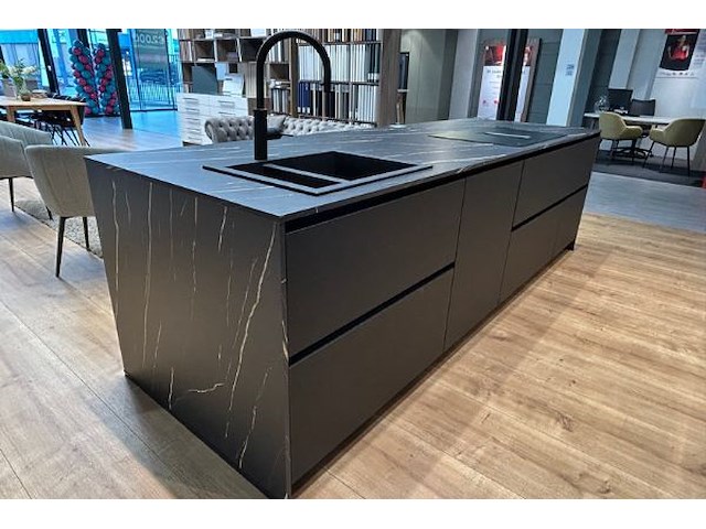 Showroomkeuken met eiland en toestellen - afbeelding 2 van  43