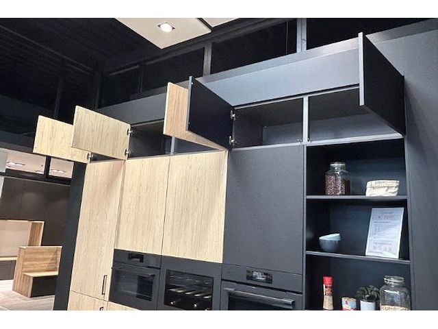 Showroomkeuken met eiland en toestellen - afbeelding 40 van  43