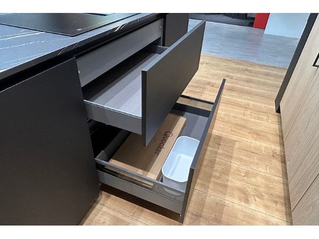 Showroomkeuken met eiland en toestellen - afbeelding 8 van  43