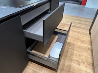 Showroomkeuken met eiland en toestellen - afbeelding 8 van  43