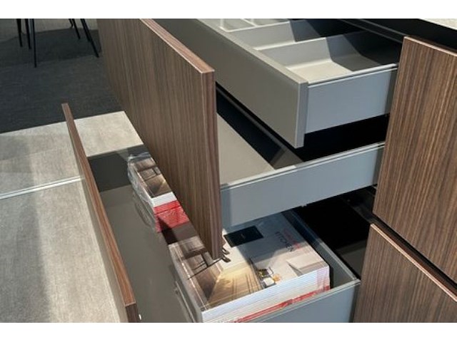 Showroomkeuken met eiland en toestellen - afbeelding 15 van  28