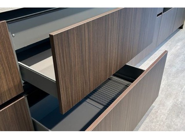 Showroomkeuken met eiland en toestellen - afbeelding 16 van  28