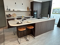 Showroomkeuken met eiland en toestellen