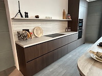 Showroomkeuken met eiland en toestellen - afbeelding 2 van  28