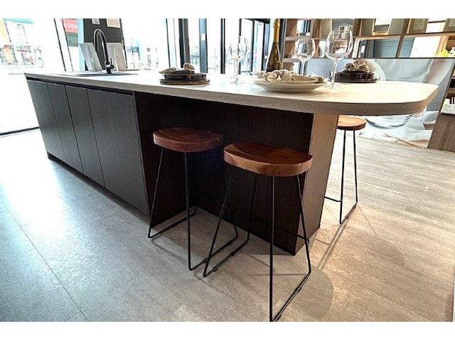 Showroomkeuken met eiland en toestellen - afbeelding 3 van  28