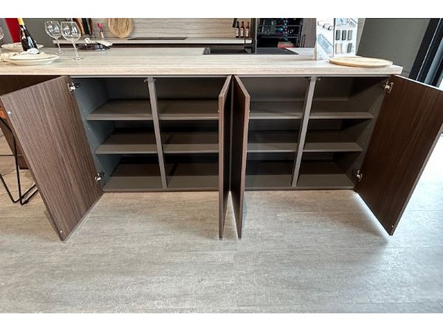 Showroomkeuken met eiland en toestellen - afbeelding 4 van  28