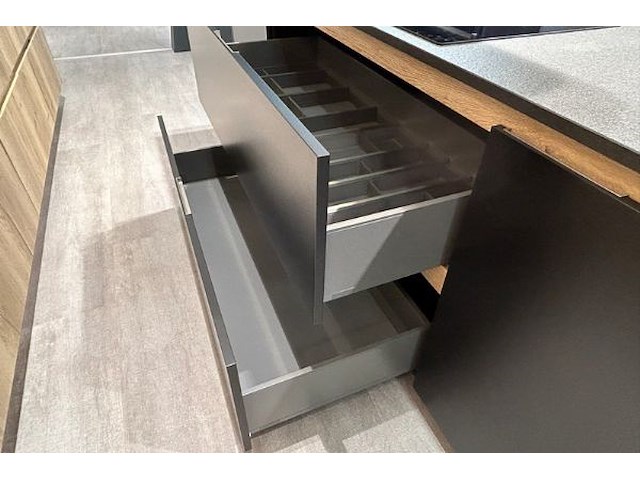 Showroomkeuken met eiland en toestellen - afbeelding 10 van  27