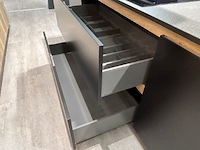 Showroomkeuken met eiland en toestellen - afbeelding 10 van  27