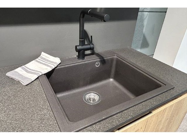 Showroomkeuken met eiland en toestellen - afbeelding 13 van  27