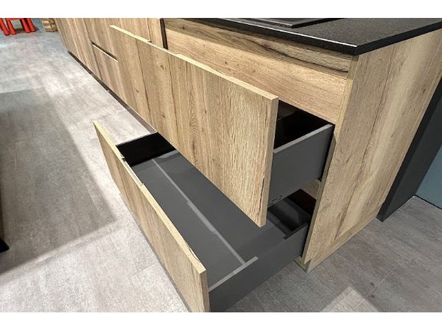 Showroomkeuken met eiland en toestellen - afbeelding 16 van  27