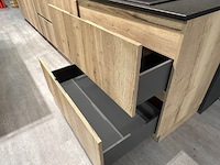 Showroomkeuken met eiland en toestellen - afbeelding 16 van  27