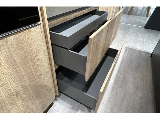 Showroomkeuken met eiland en toestellen - afbeelding 18 van  27