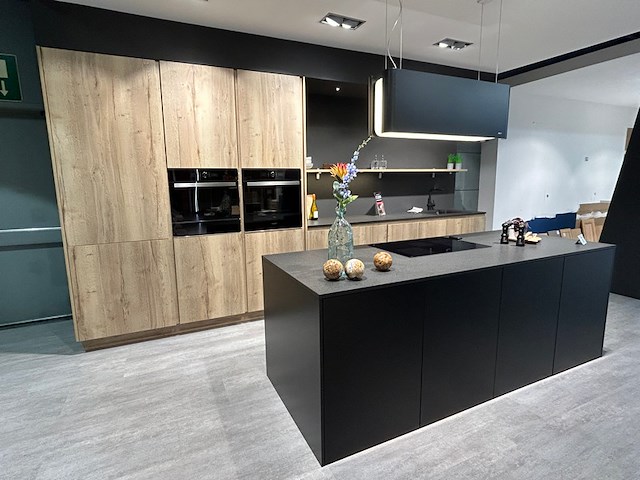 Showroomkeuken met eiland en toestellen - afbeelding 1 van  27