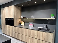 Showroomkeuken met eiland en toestellen - afbeelding 2 van  27