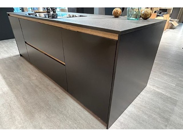 Showroomkeuken met eiland en toestellen - afbeelding 3 van  27