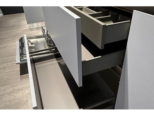 Showroomkeuken met toestellen - afbeelding 13 van  30