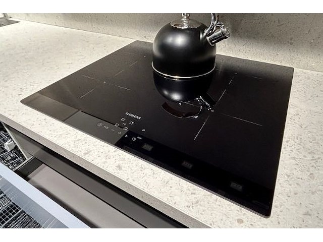 Showroomkeuken met toestellen - afbeelding 16 van  30