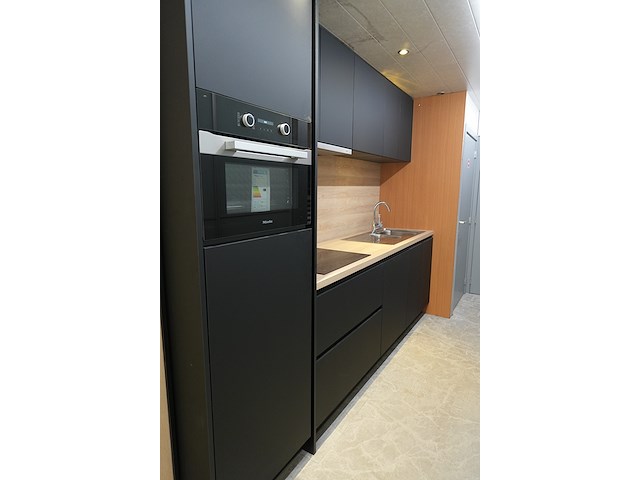 Showroomkeuken zwart, incl. miele-toestellen - afbeelding 1 van  19