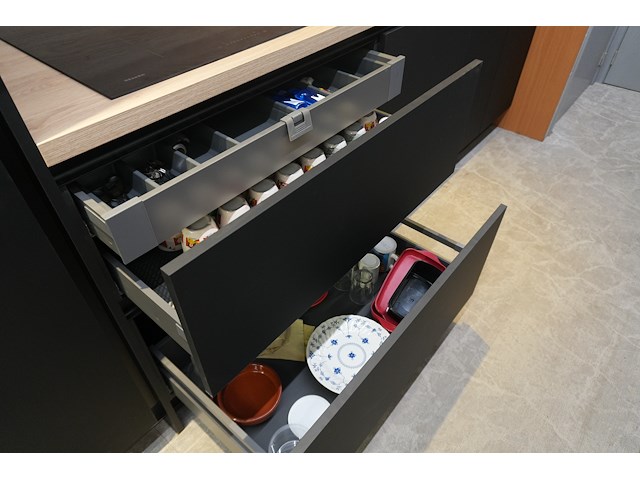 Showroomkeuken zwart, incl. miele-toestellen - afbeelding 13 van  19