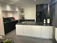 Showroomkeukens, laminaat- parket en vinylvloeren, elektrotoestellen en kraanwerk