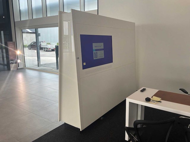Showroomwand met televisie - afbeelding 1 van  4