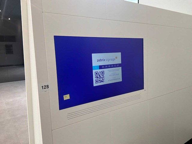 Showroomwand met televisie - afbeelding 4 van  4