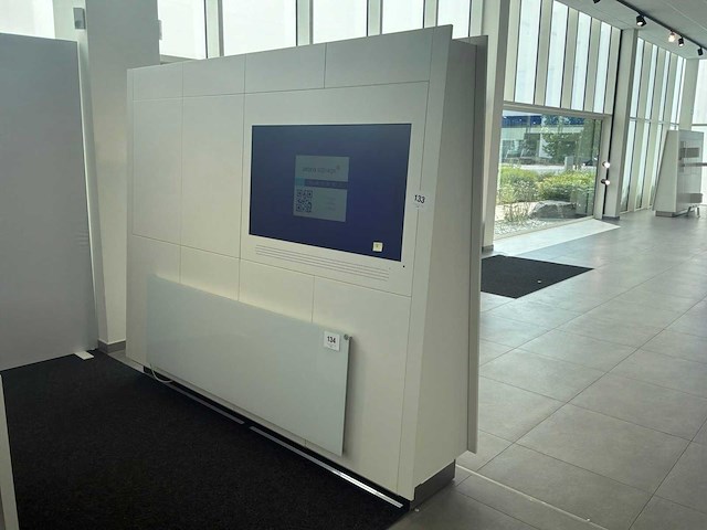 Showroomwand met televisie - afbeelding 1 van  7