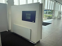 Showroomwand met televisie - afbeelding 1 van  7