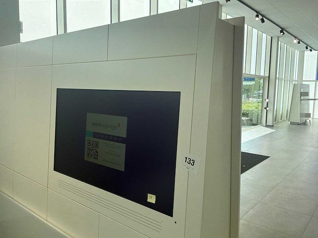 Showroomwand met televisie - afbeelding 2 van  7