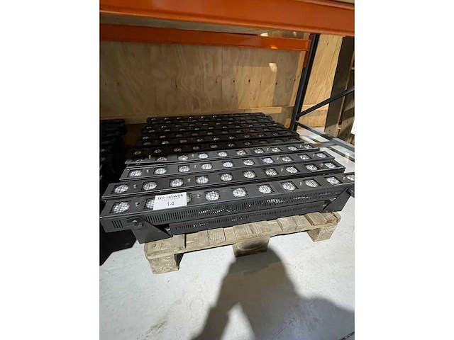 Showtec - sunstrip active - spotlight (11x) - afbeelding 1 van  4