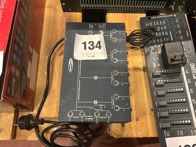 Showtec dmx splitter/booster - afbeelding 1 van  2