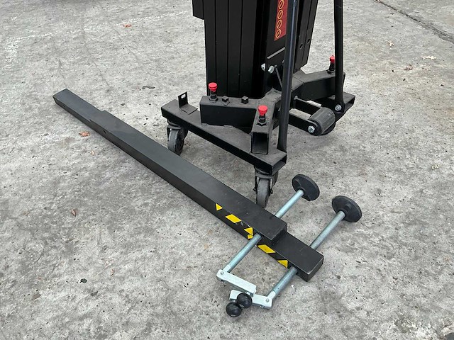 Showtec lat-06 manuele materiaallift - afbeelding 9 van  9