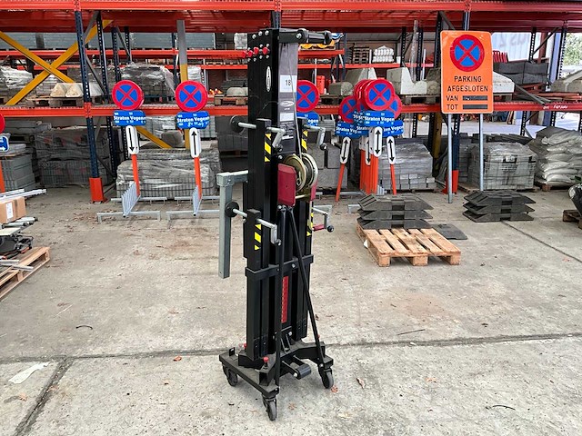 Showtec lat-06 manuele materiaallift - afbeelding 1 van  6