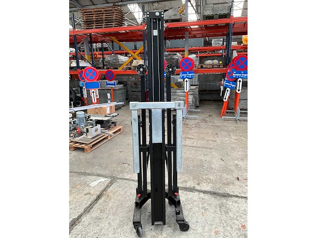 Showtec lat-06 manuele materiaallift - afbeelding 5 van  6