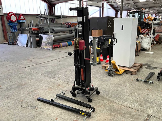 Showtec lat-06 manuele materiaallift - afbeelding 1 van  9