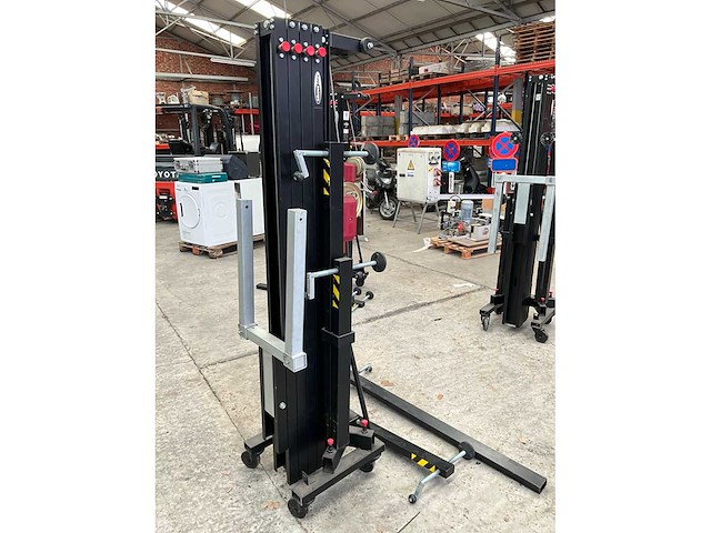 Showtec lat-06 manuele materiaallift - afbeelding 9 van  9