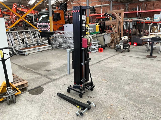 Showtec lat-06 manuele materiaallift - afbeelding 1 van  7