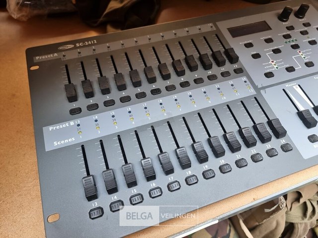 Showtec sc-2412 96 kanaals dmx lichtcontroller - afbeelding 2 van  3