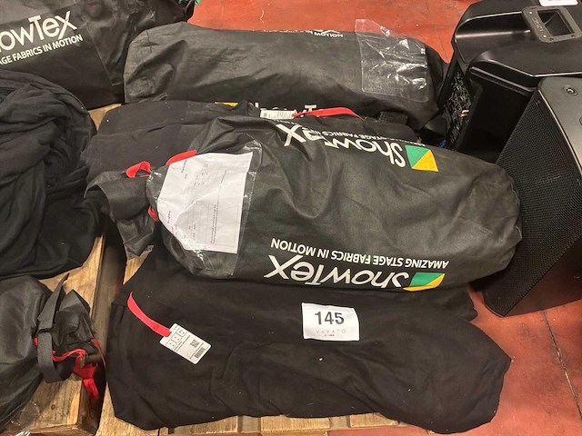 Showtex molton 4x3m pipe en drape (4x) - afbeelding 1 van  5