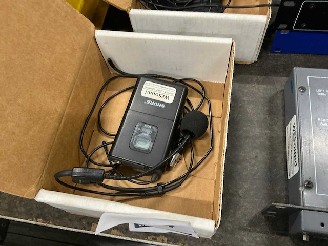 Shure draadloze beltpacks (2x) - afbeelding 1 van  4