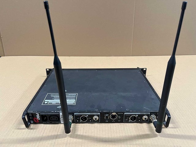 Shure ur4d-g1e dual wireless receiver (470-530mhz) - afbeelding 4 van  6