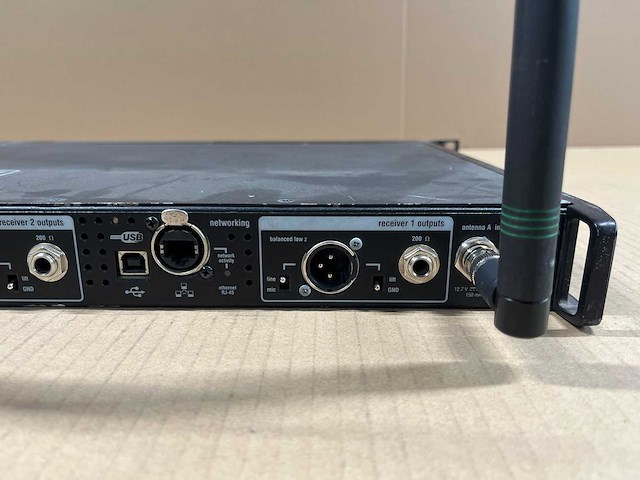 Shure ur4d-g1e dual wireless receiver (470-530mhz) - afbeelding 6 van  6