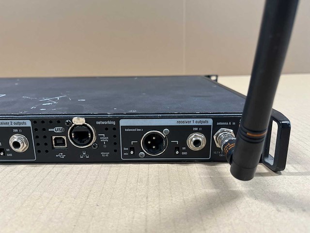 Shure ur4d-g1e dual wireless receiver (518-578mhz) - afbeelding 6 van  6