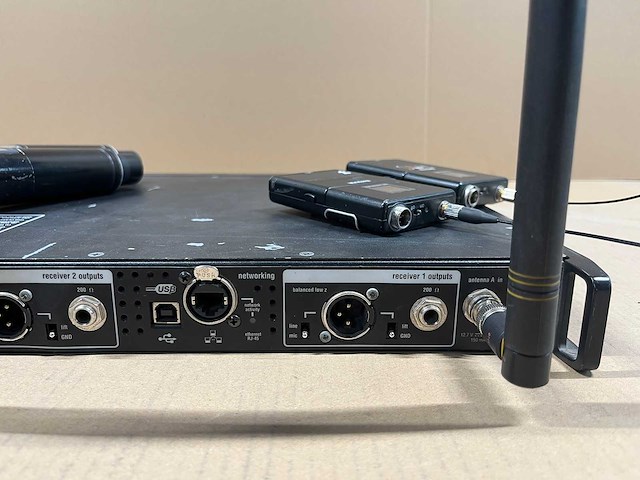 Shure ur4d-h4e 2ch wireless receiver set (518-578mhz) - afbeelding 11 van  14