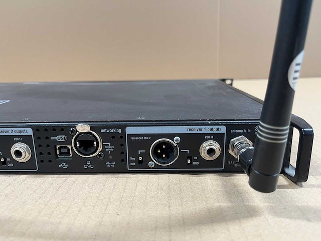 Shure ur4d-q5 dual wireless receiver (740-814mhz) - afbeelding 6 van  6
