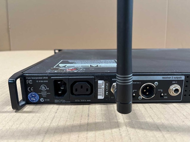 Shure ur4d-q5 dual wireless receiver (740-814mhz) - afbeelding 3 van  4