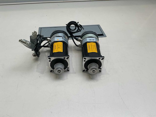 Siemens 1p8112430ke753 servomotor met rem (2x) - afbeelding 1 van  9